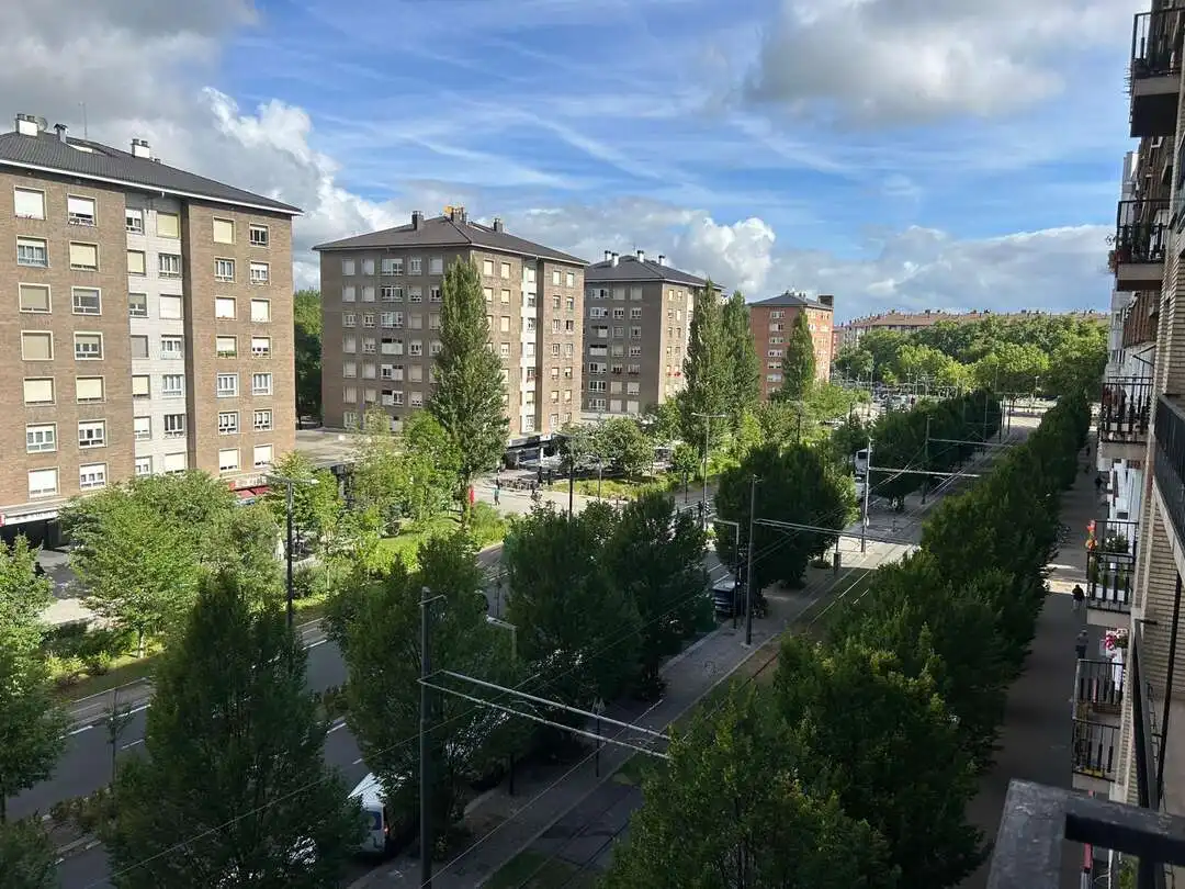 Außenansicht von Wohnung zur Miete in Vitoria - Gasteiz mit Heizung, Terrasse und Abstellraum
