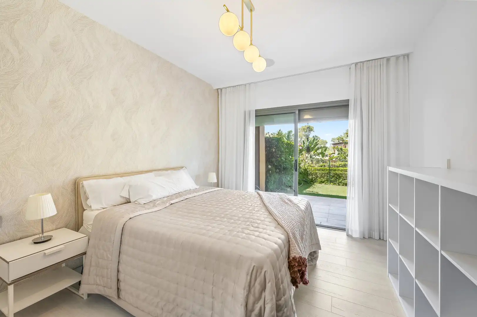 Dormitori de Planta baixa en venda en Estepona amb Aire condicionat, Jardí privat i Terrassa