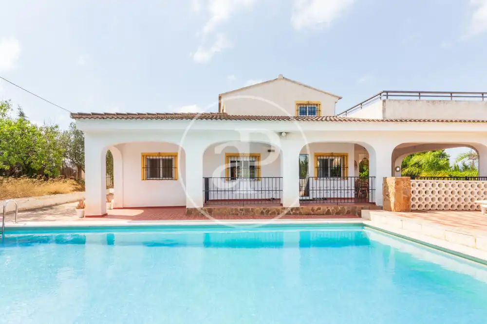 Vista exterior de Casa o xalet en venda en La Pobla de Vallbona amb Aire condicionat, Calefacció i Jardí privat