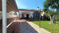 Vista exterior de Casa o xalet en venda en Chiclana de la Frontera amb Piscina