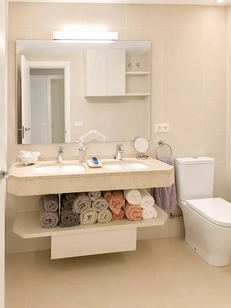 Bany de Apartament de lloguer en Castell d'Aro, Platja d'Aro i s'Agaró amb Aire condicionat i Piscina