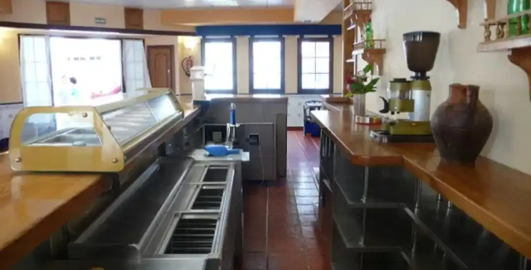 Cuina de Local en venda en Covarrubias amb Calefacció, Terrassa i Moblat