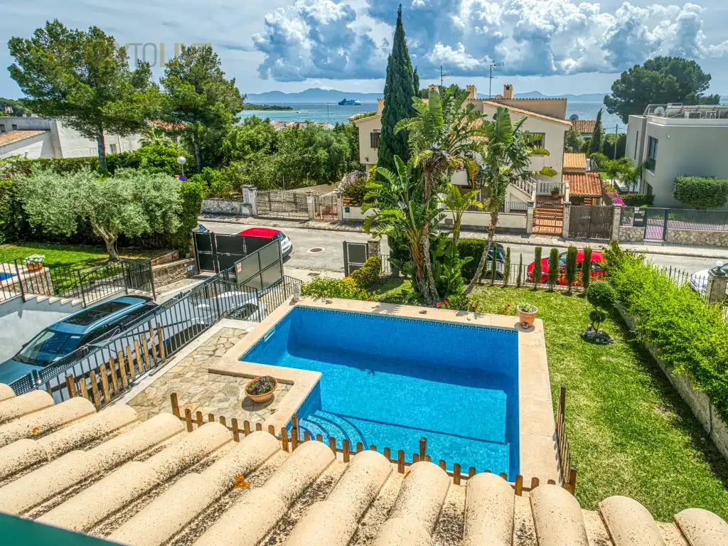Schwimmbecken von Einfamilien-Reihenhaus zum Verkauf in Alcúdia mit Klimaanlage, Privatgarten und Terrasse