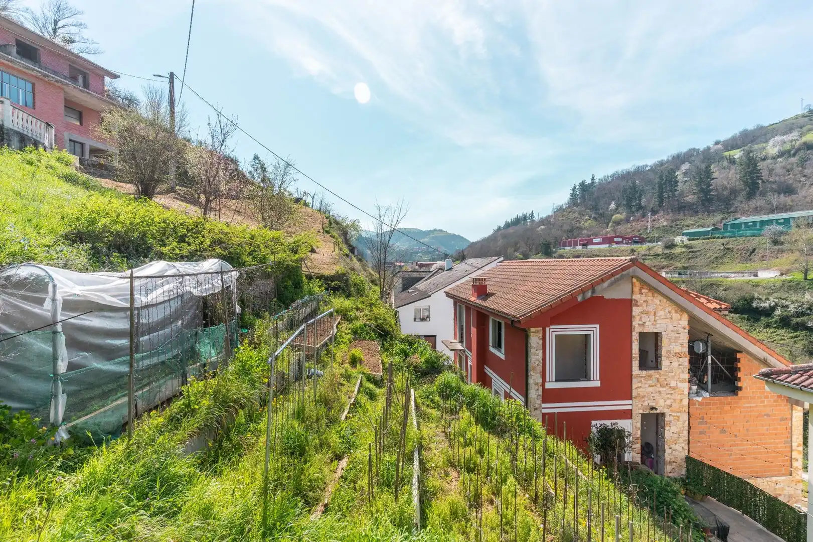 Vista exterior de Casa o xalet en venda en Cangas del Narcea amb Calefacció, Jardí privat i Terrassa