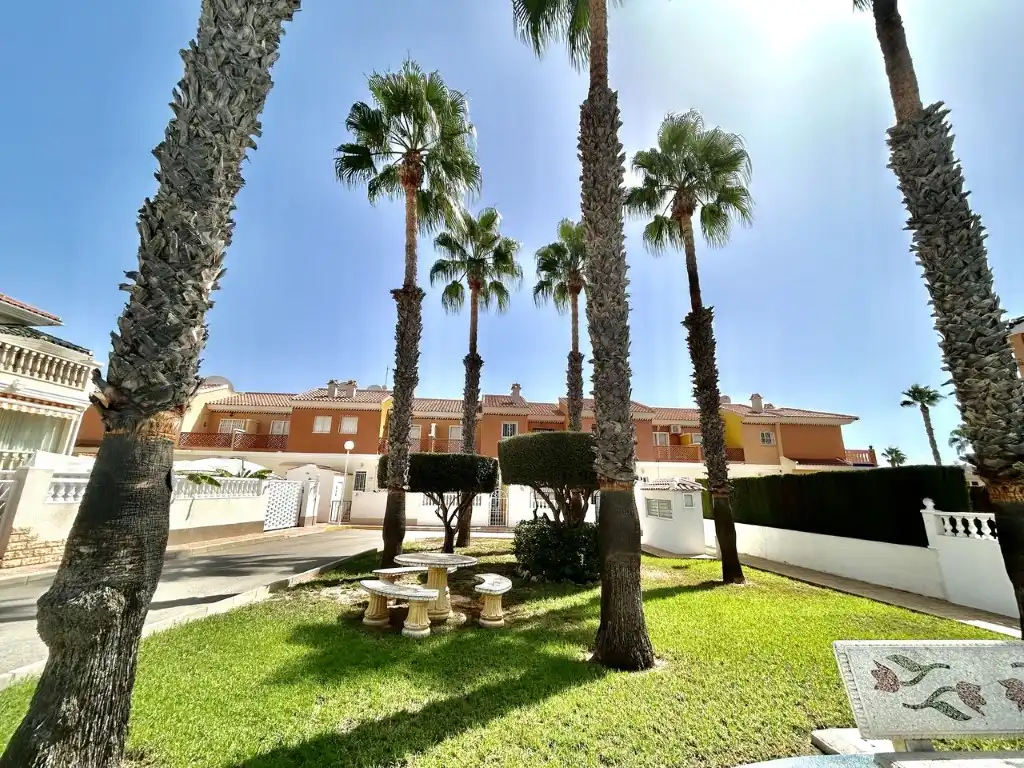 Vista exterior de Casa o xalet en venda en Rojales amb Aire condicionat i Piscina