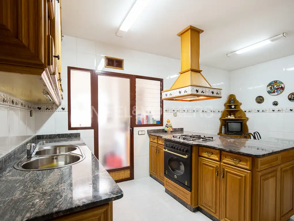 Kitchen of Flat for sale in Valencia  with Air Conditioner, Heating and Balcony