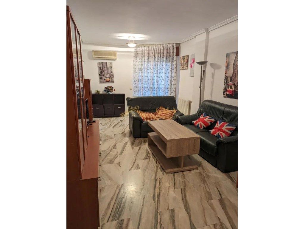 Sala d'estar de Apartament de lloguer en Cáceres Capital amb Aire condicionat, Terrassa i Moblat
