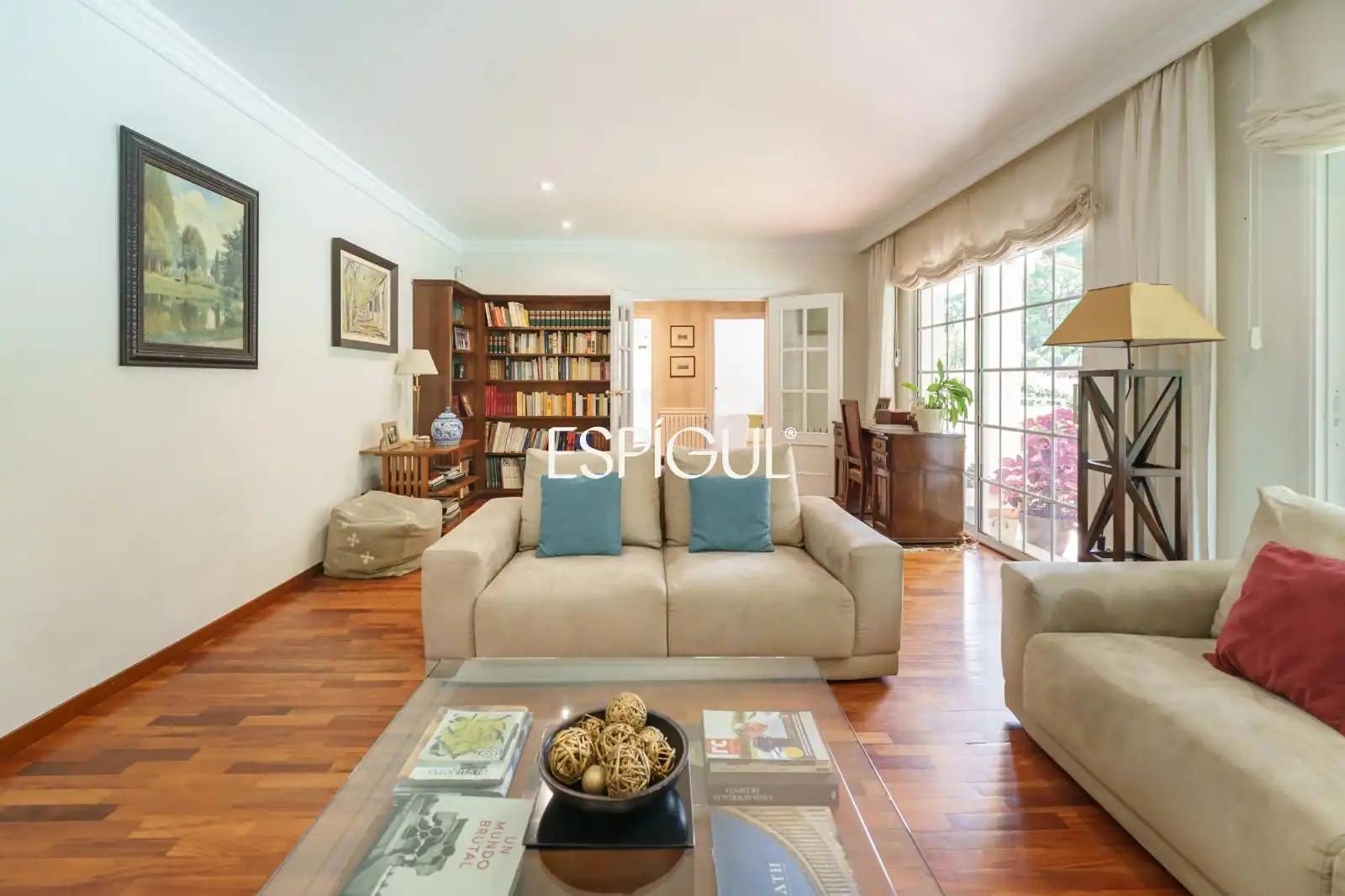 Living room of Houses for sale in Sant Cugat del Vallès  with Air Conditioner, Heating and Parquet flooring