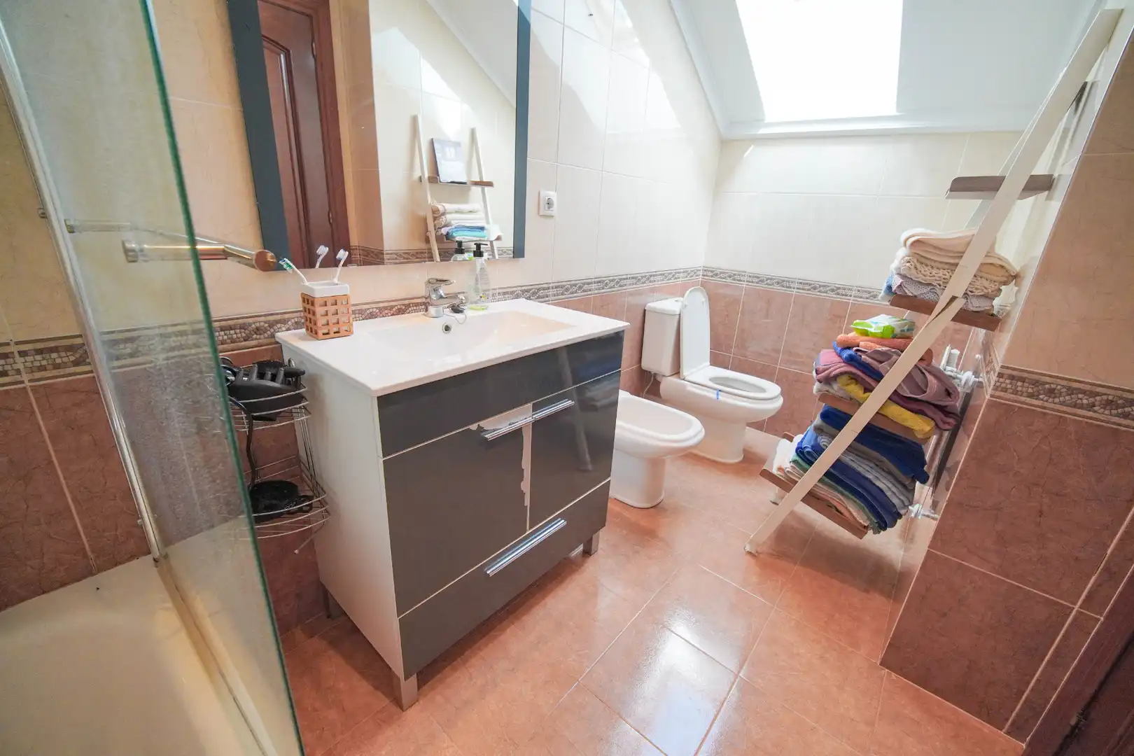 Badezimmer von Dachboden zum Verkauf in Avilés mit Heizung, Parkett und Terrasse