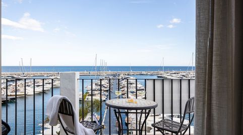 Atico dúplex en 1ª linea de Puerto Banús con vistas al mar y barcos.