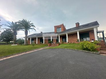 House with pool for sale in San Claudio - Trubia - Las Caldas
