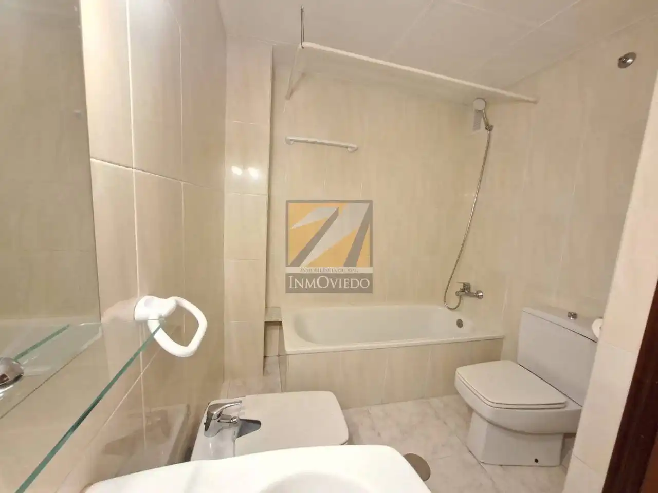 Baño de Piso en venta en Oviedo  con Calefacción y Terraza