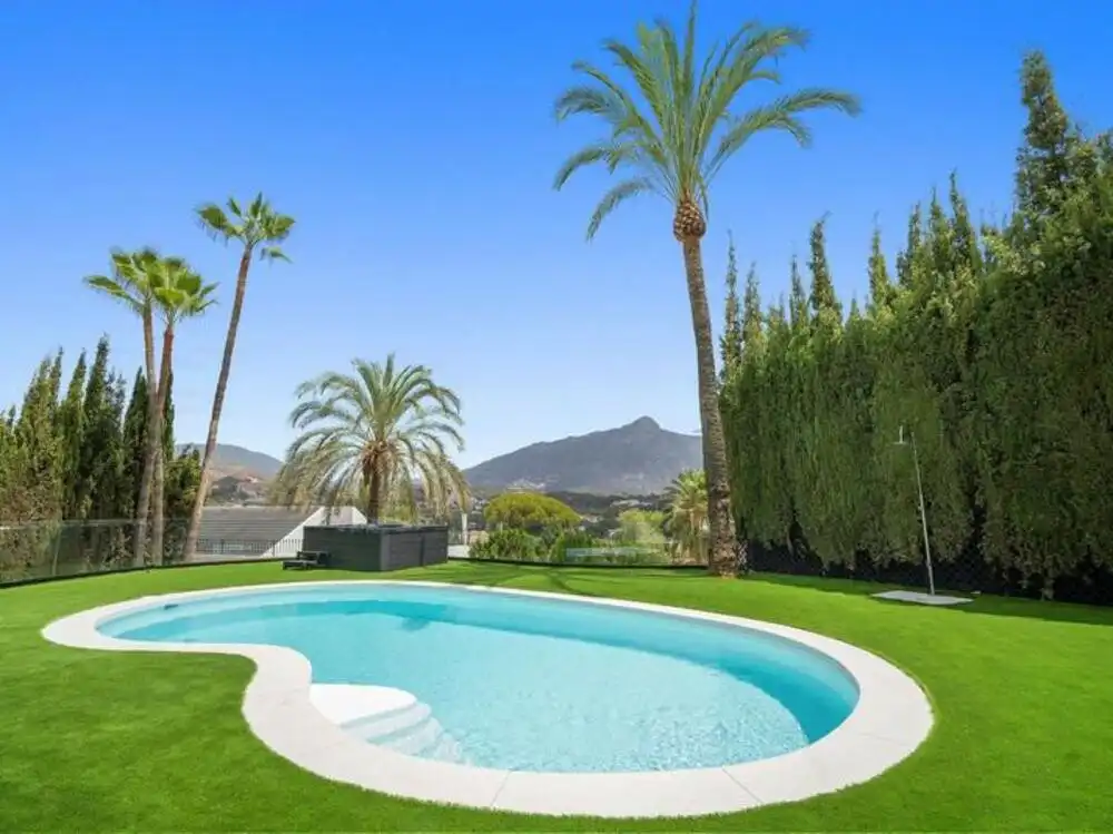 Swimming pool of Houses for sale in Nueva Andalucía