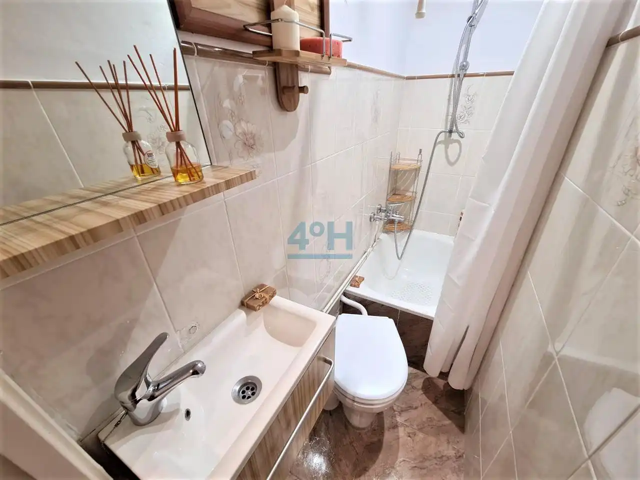 Bathroom of Apartments for sale in Ourense Capital   with Heating and Furnished