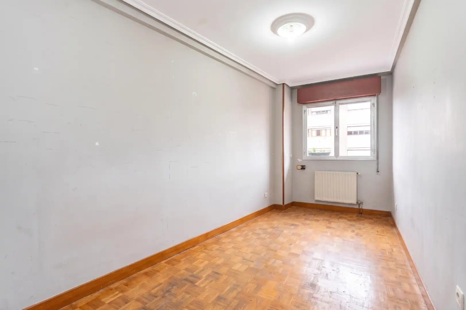 Dormitori de Apartament en venda en Oviedo  amb Calefacció, Terrassa i Balcó