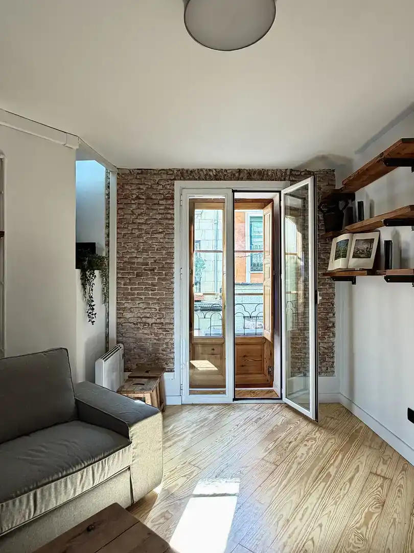 Study for rent in  Madrid Capital  with Air Conditioner and Balcony