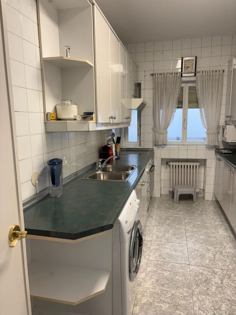 Cuina de Pis de lloguer en  Madrid Capital amb Calefacció, Parquet i Moblat