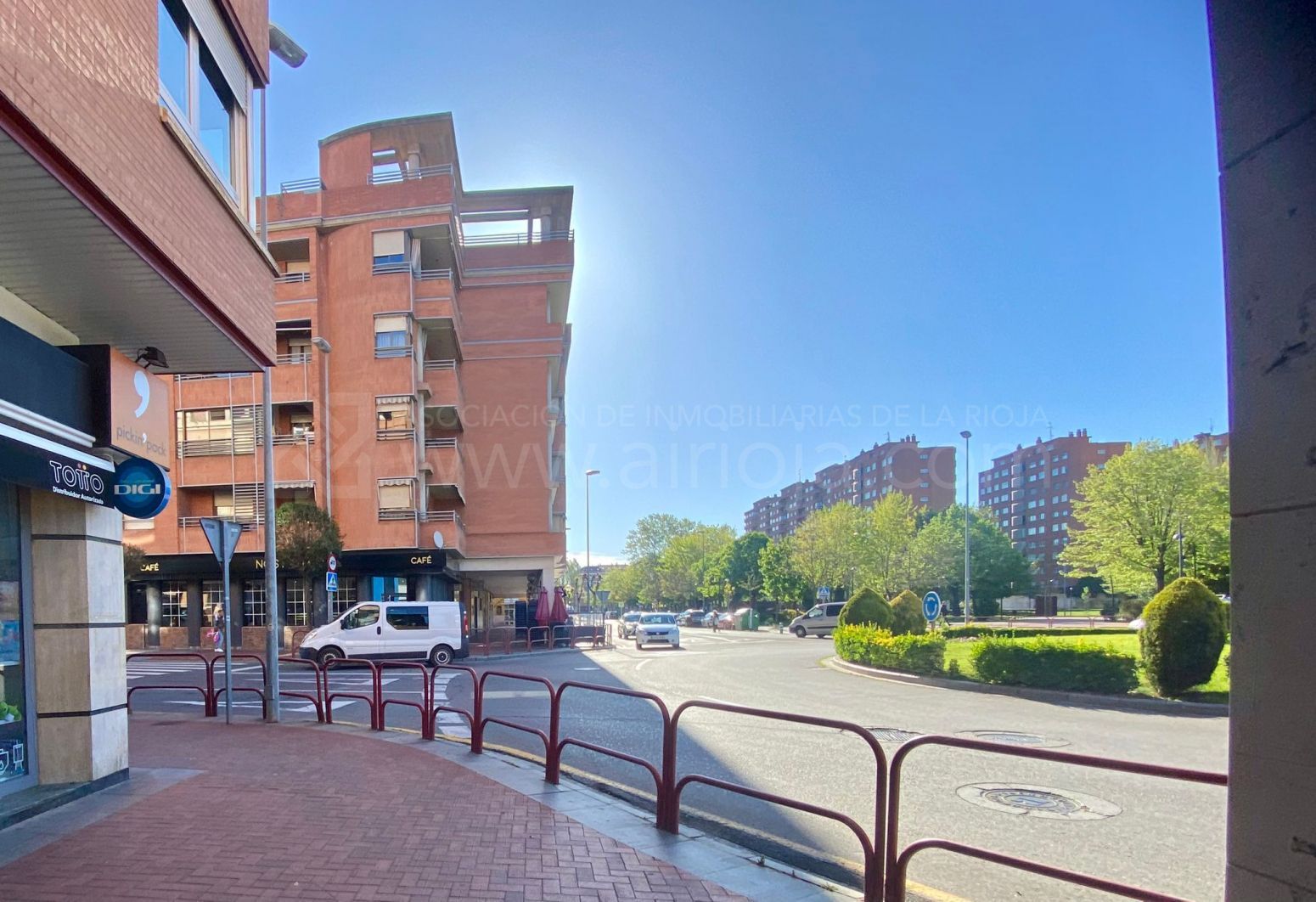 Vista exterior de Local en venda en  Logroño