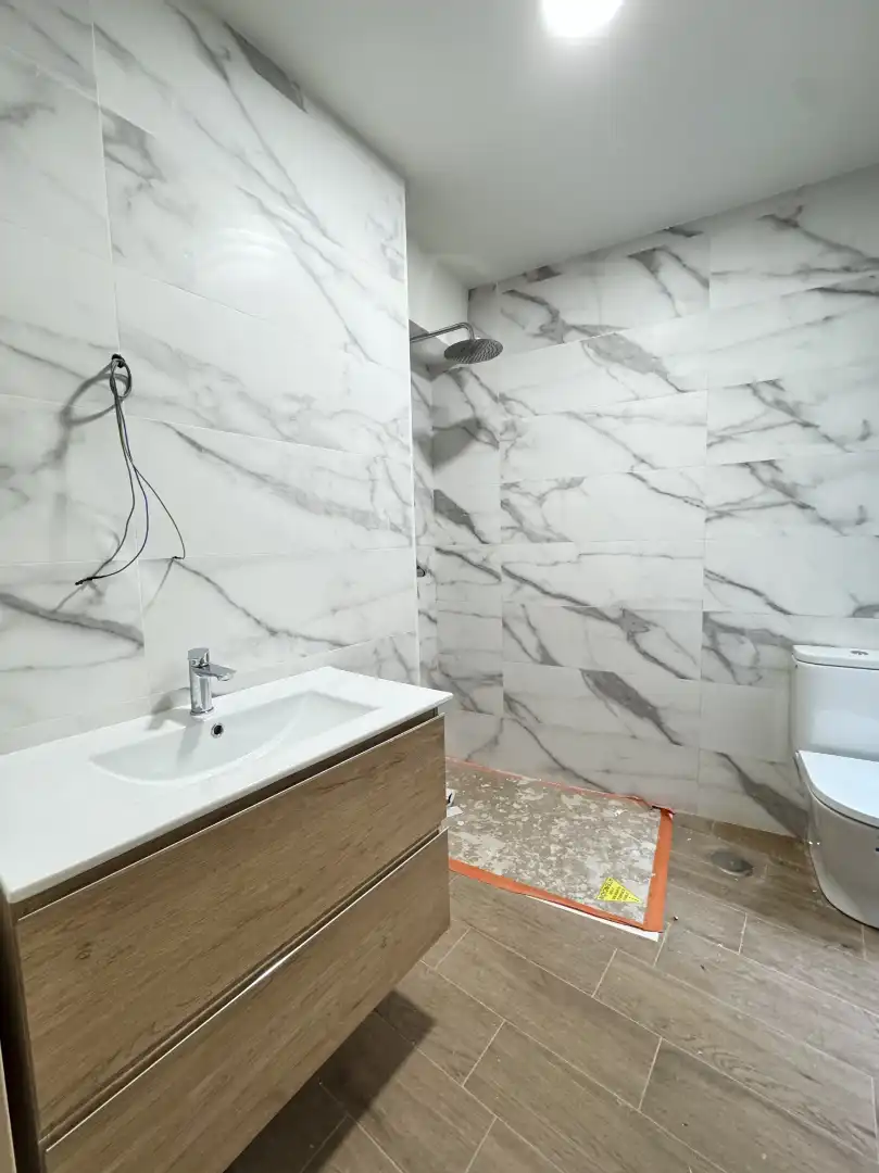 Baño de Piso en venta en Avilés con Terraza y Balcón