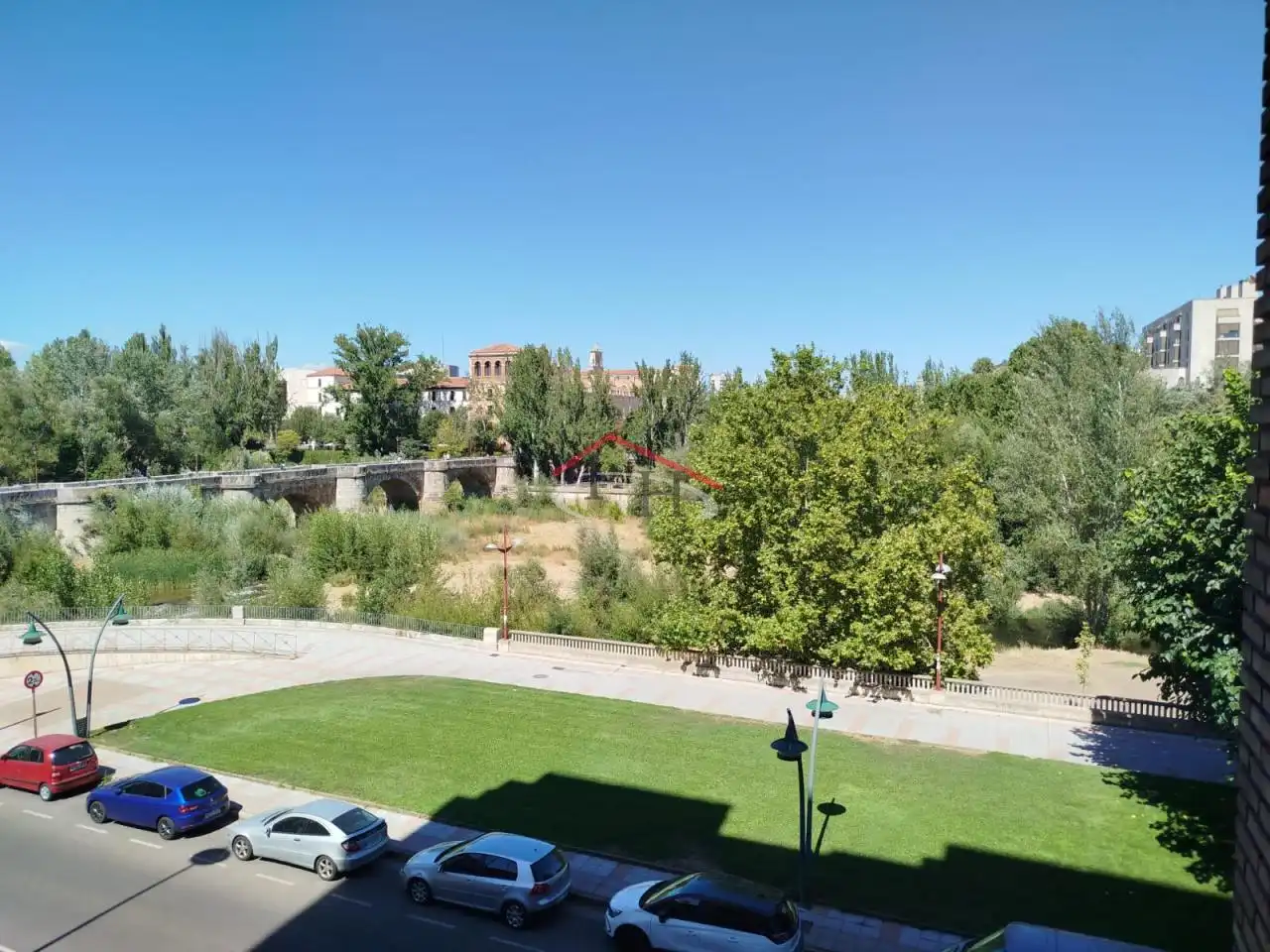 Vista exterior de Pis en venda en León Capital  amb Calefacció, Terrassa i Moblat