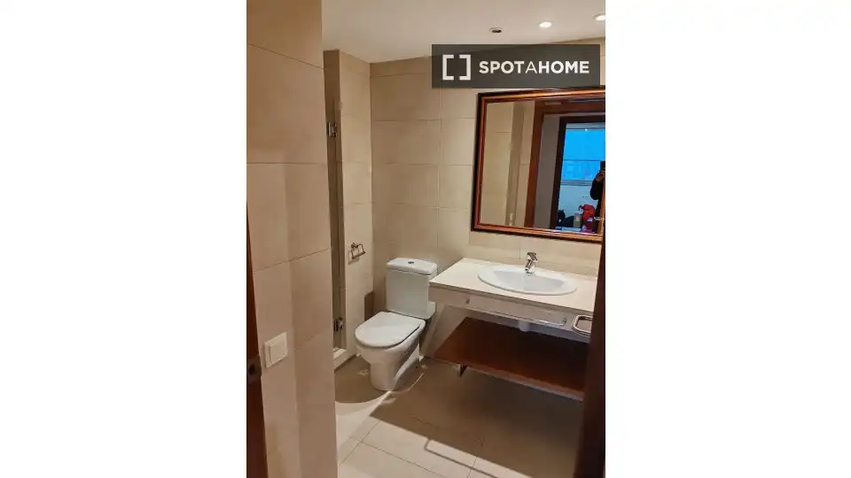 Badezimmer von Wohnung zur untervermieten in Barcelona mit Klimaanlage, Terrasse und Möbliert