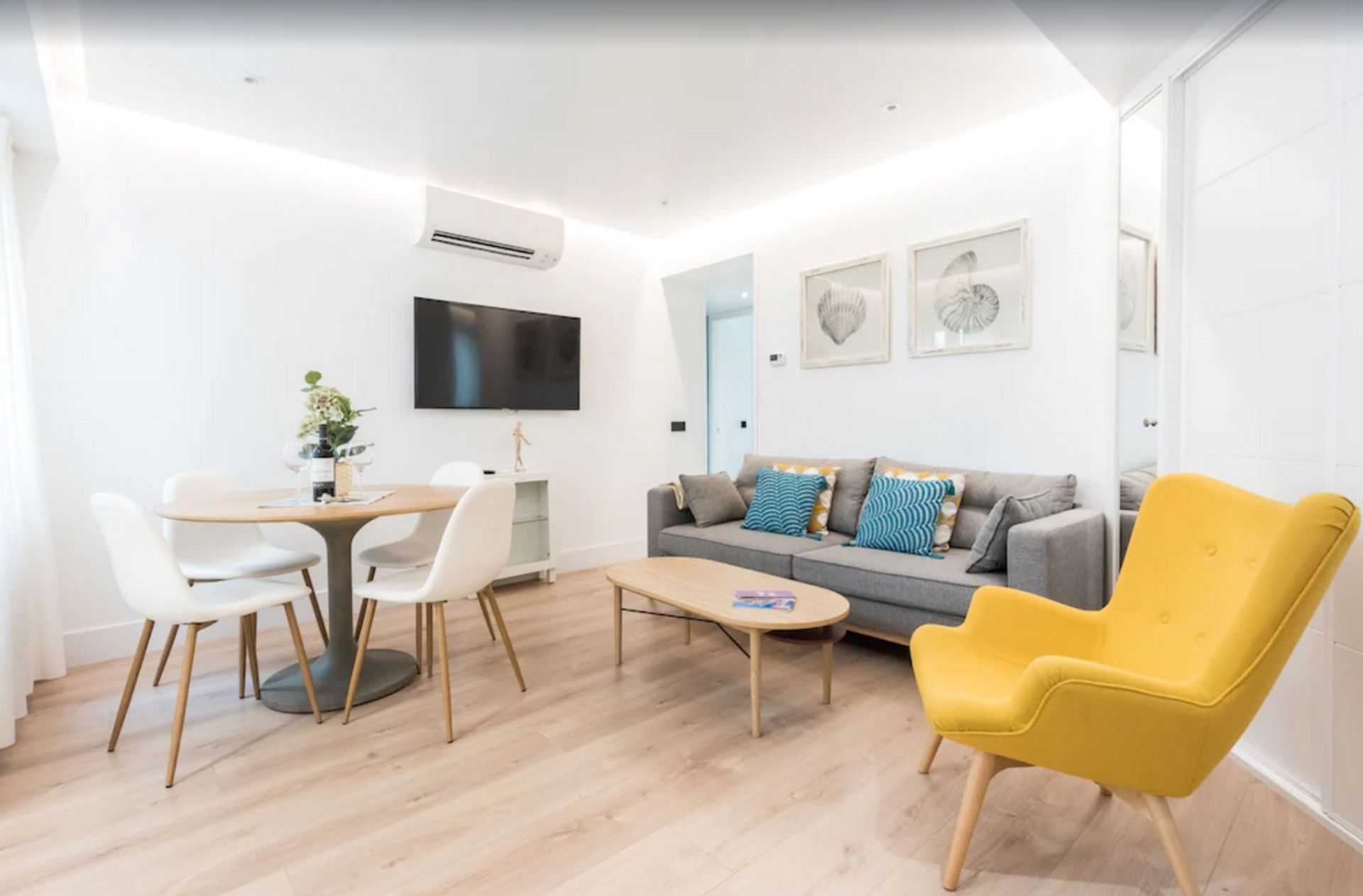 Living room of Flat to rent in Majadahonda  with Air Conditioner, Furnished and TV