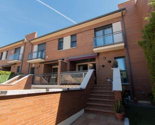 Vista exterior de Casa adosada en venda en Arroyo de la Encomienda amb Balcó