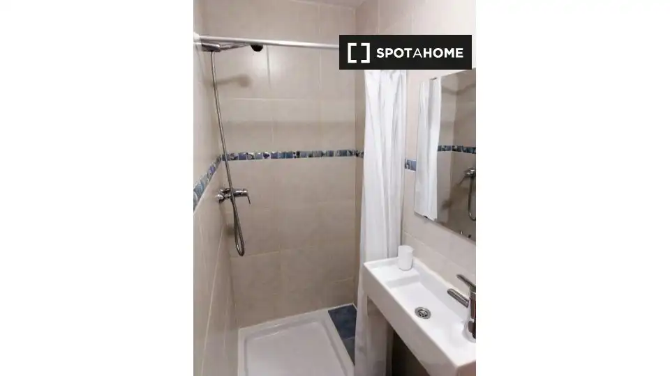 Baño de Piso para compartir en Madrid con Aire acondicionado, Calefacción y Terraza