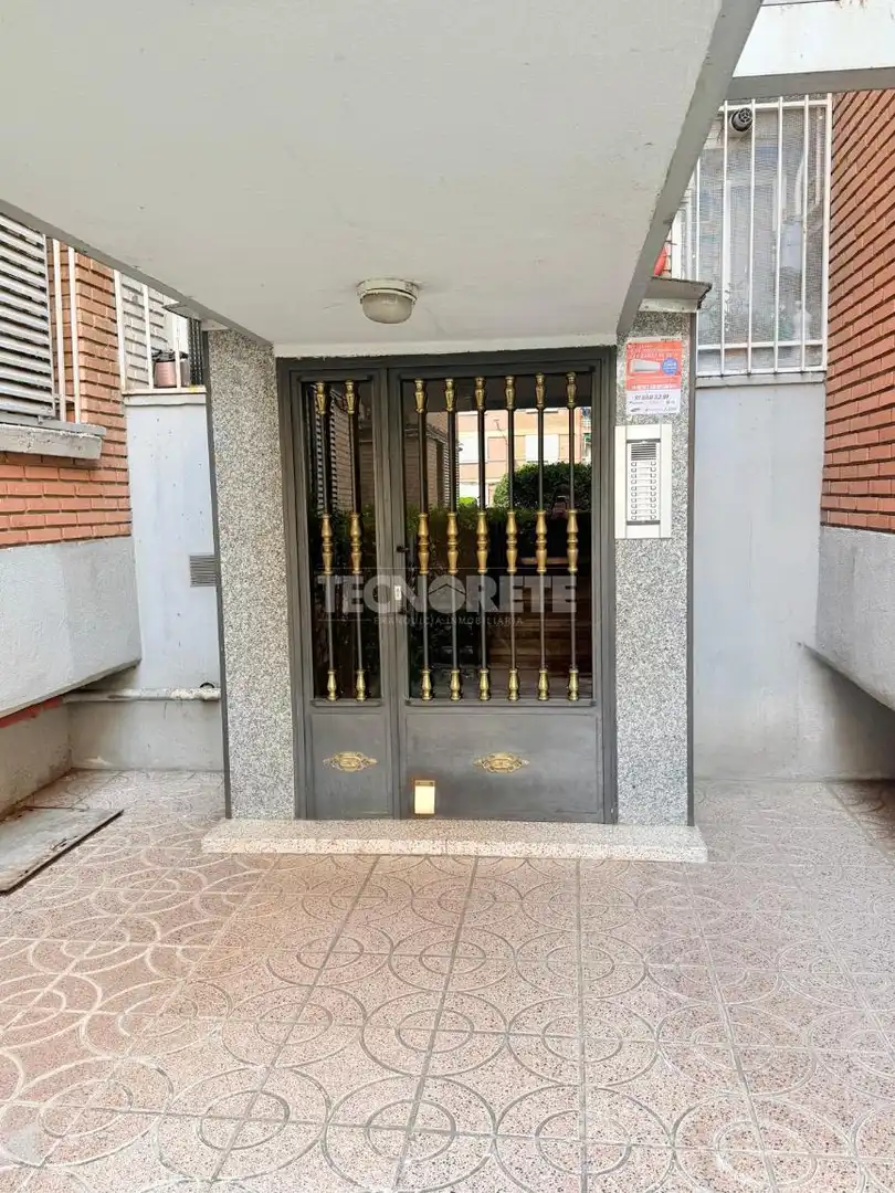 Vista exterior de Piso en venta en Madrid con Calefacción y Balcón