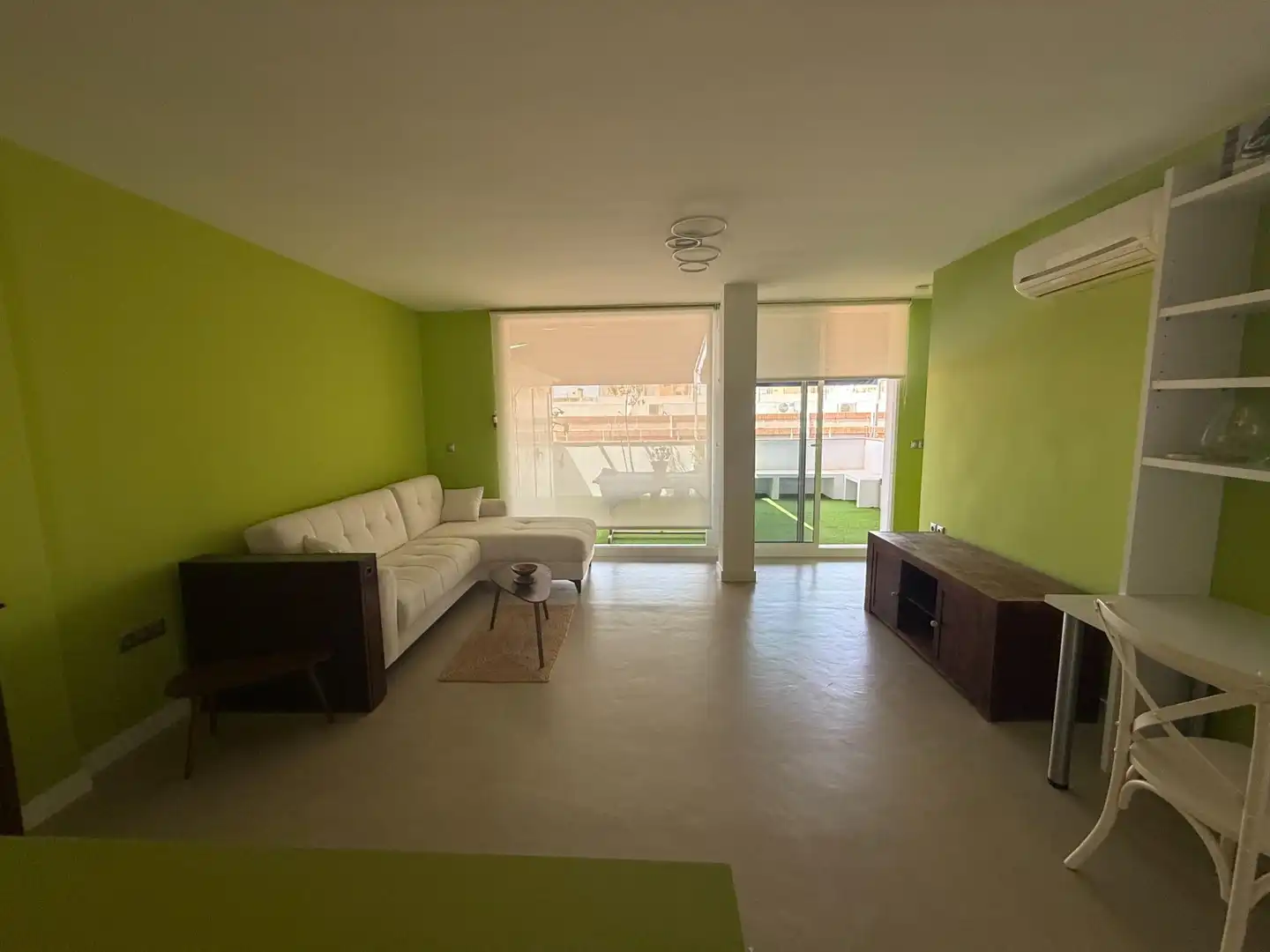 Sala d'estar de Àtic de lloguer en Alicante / Alacant amb Aire condicionat, Calefacció i Terrassa
