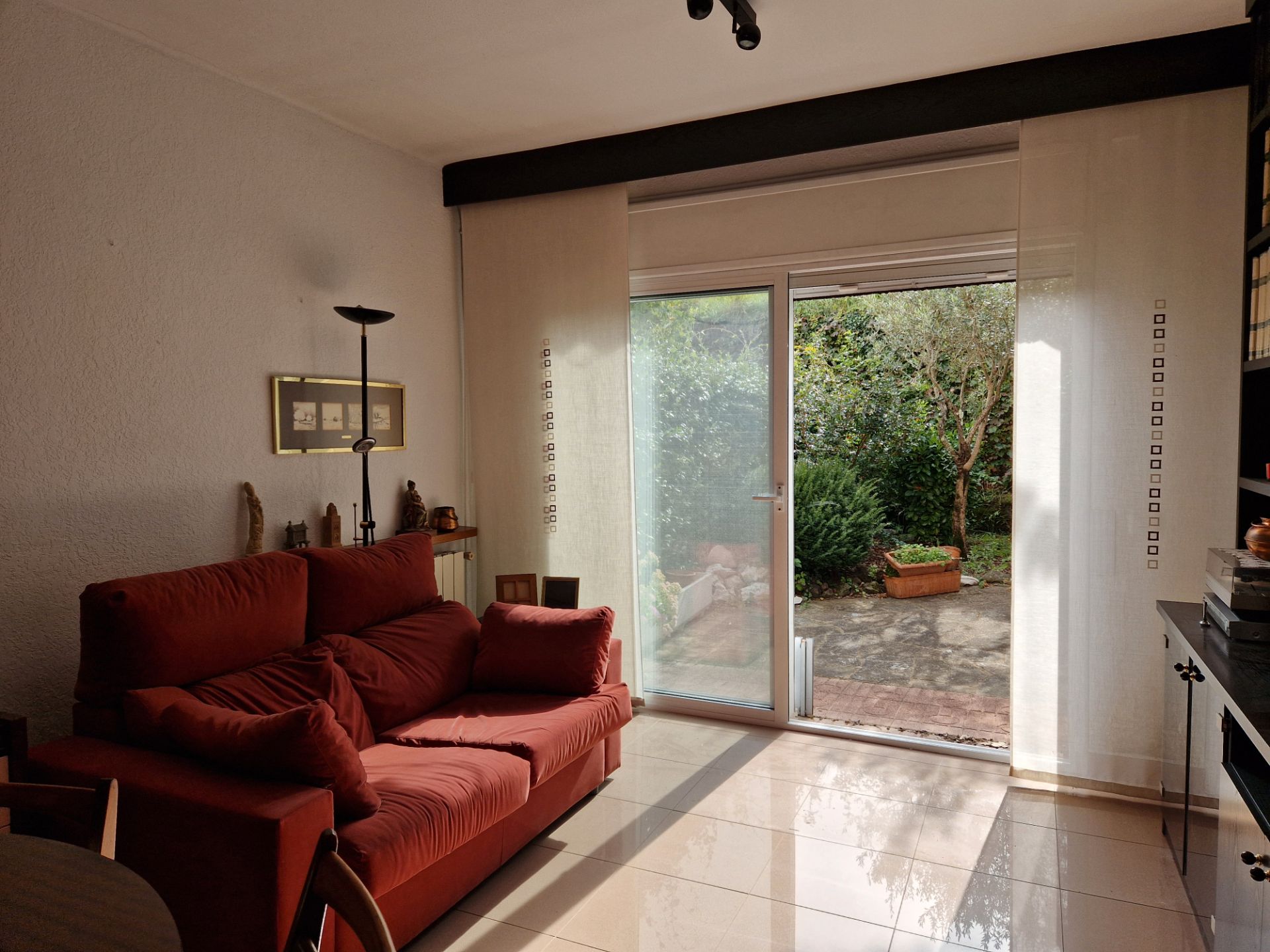 Sala d'estar de Casa o xalet en venda en Olot amb Calefacció, Jardí privat i Moblat