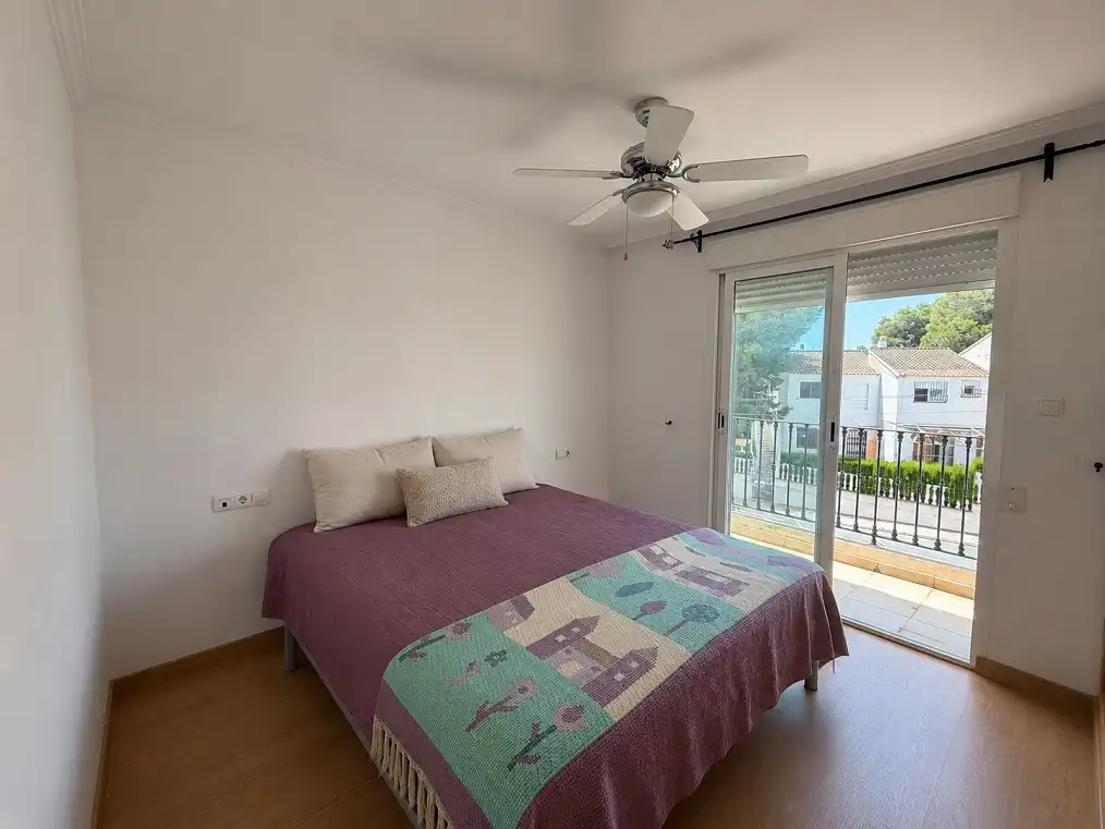 Habitación de Casa adosada en venta en Santa Pola con Terraza y Piscina comunitaria