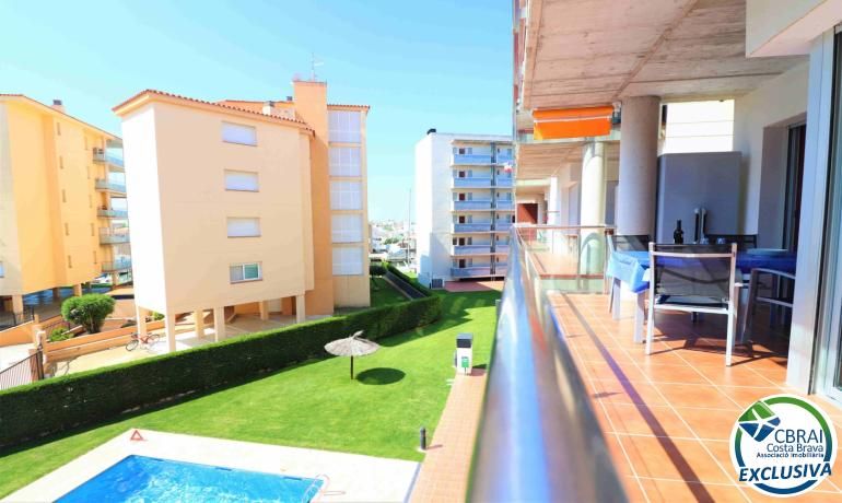 Piscina de Apartament en venda en Roses amb Moblat i Piscina comunitària