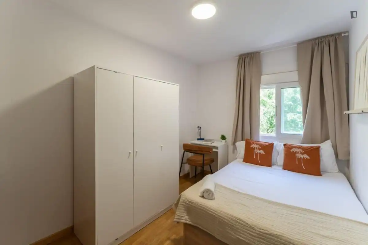 Dormitori de Apartament per a compartir en Madrid amb Calefacció, Moblat i Forn