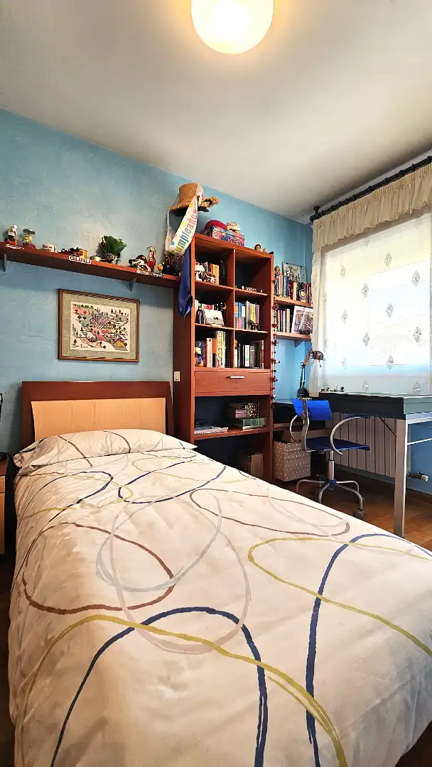Habitación de Casa adosada en venta en Zaragoza con Aire acondicionado, Calefacción y Jardín privado
