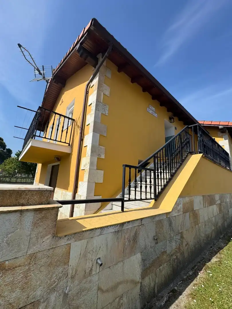 Vista exterior de Casa o xalet de lloguer en Laredo amb Jardí privat i Moblat