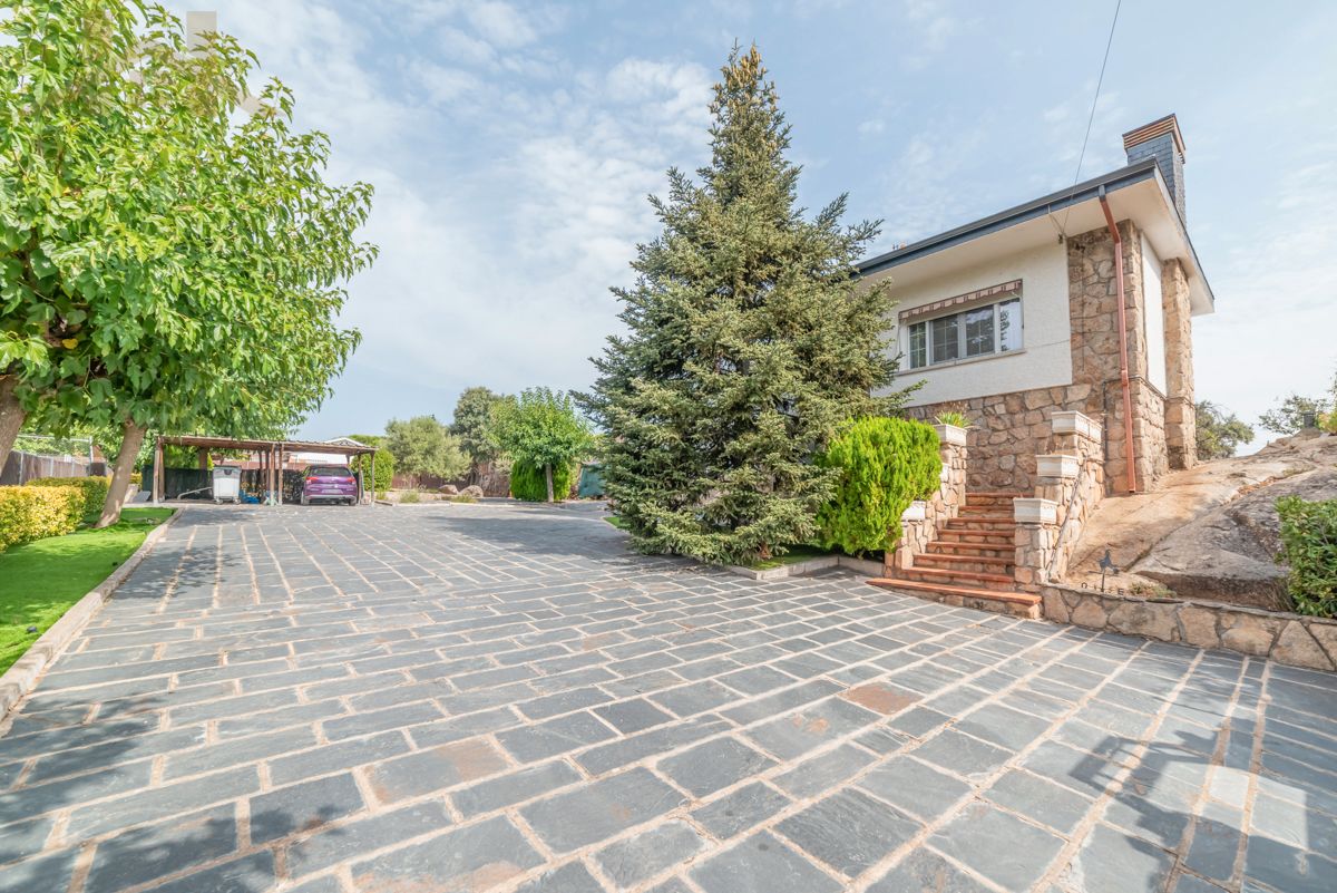 Vista exterior de Casa o xalet en venda en Galapagar amb Aire condicionat, Calefacció i Jardí privat