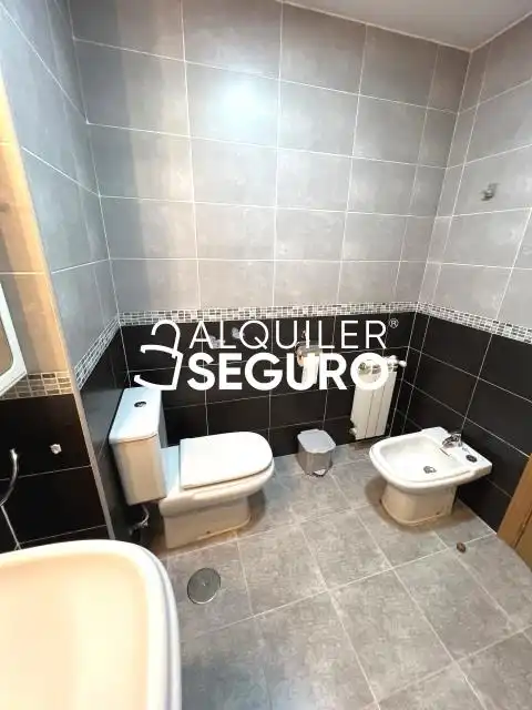 Baño de Piso de alquiler en Parla con Calefacción, Terraza y Trastero