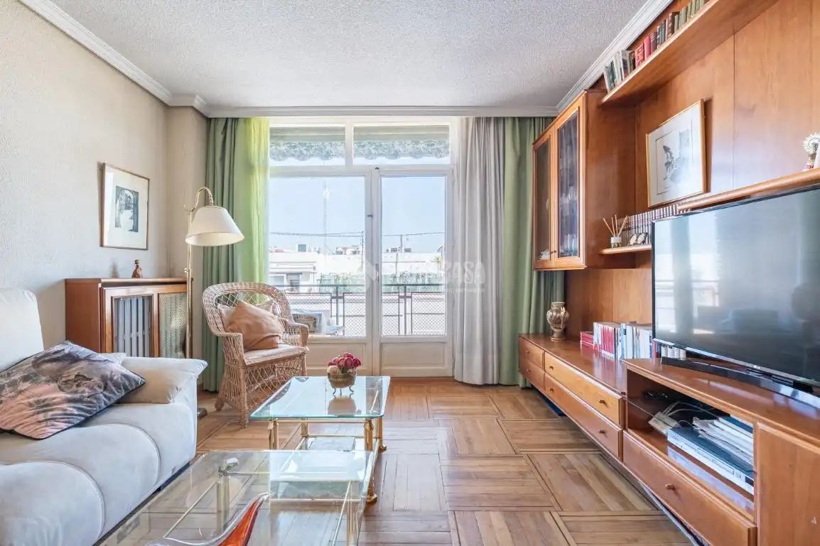 Sala de estar de Piso en venta en Madrid con Calefacción, Parquet y Balcón