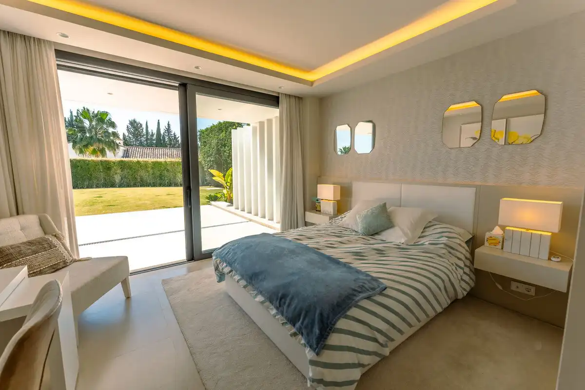 Dormitori de Casa o xalet de lloguer en Estepona amb Jardí privat, Piscina i Alarma