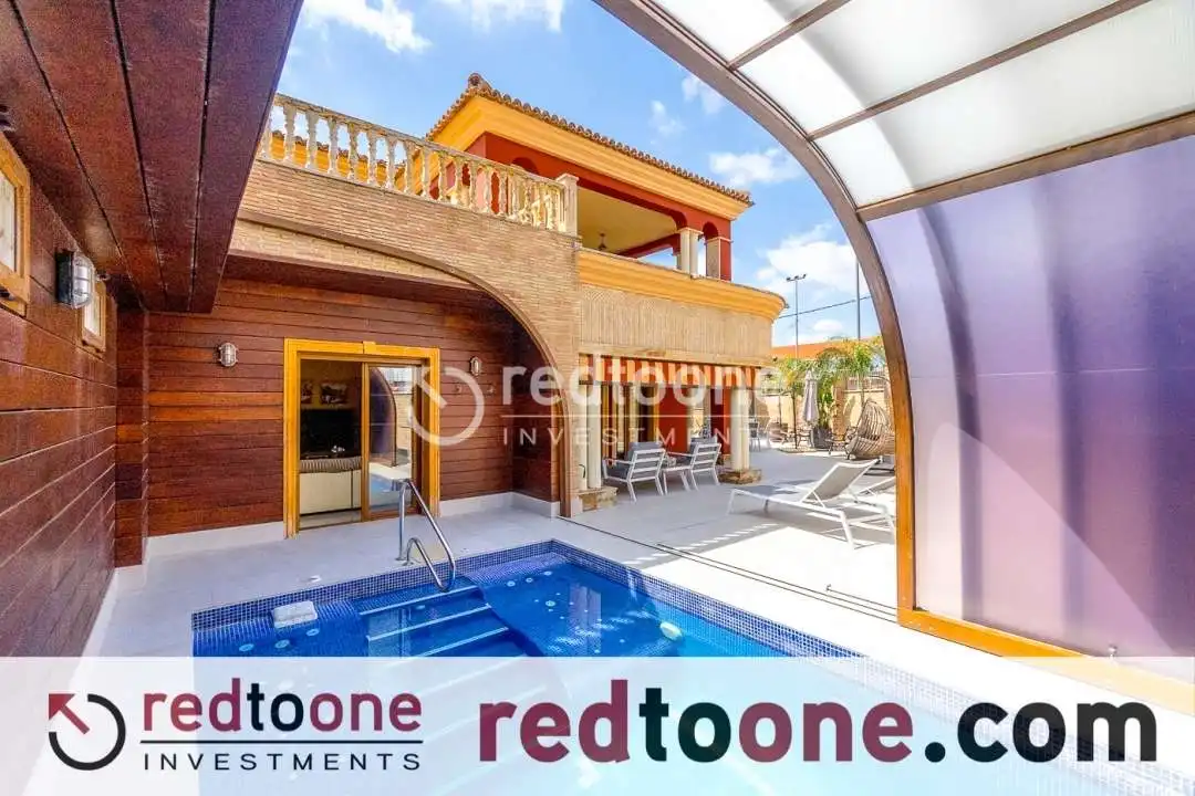 Vista exterior de Casa o xalet en venda en Orihuela amb Jardí privat, Terrassa i Piscina