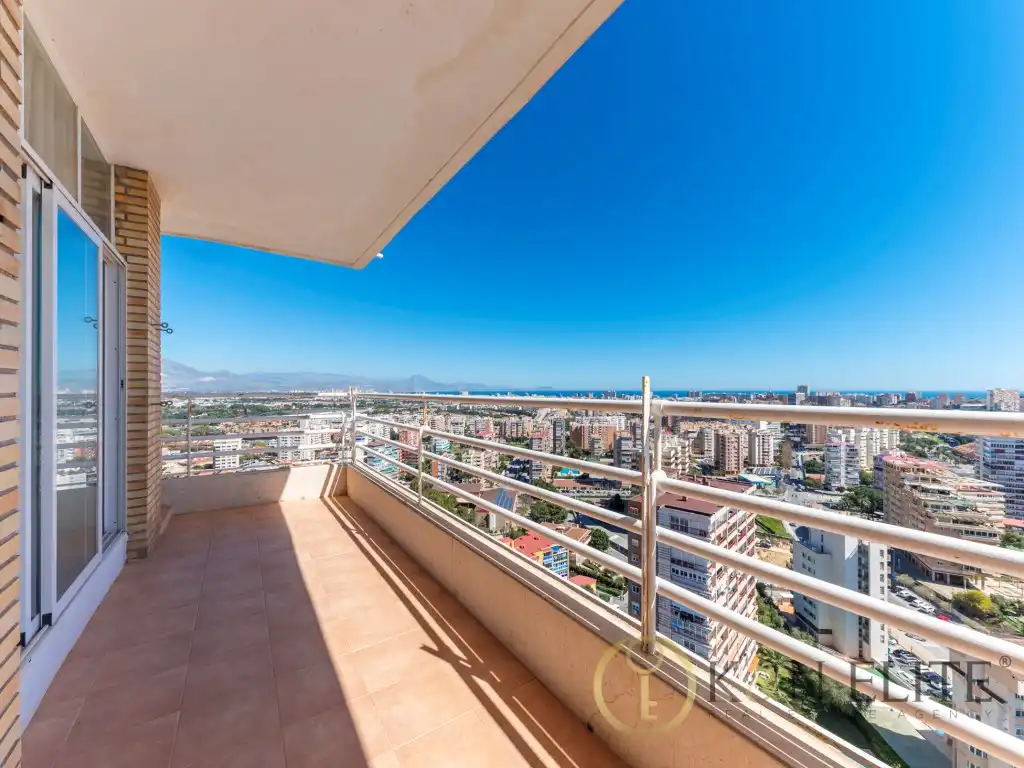 Vista exterior de Àtic en venda en Alicante / Alacant amb Jardí privat, Terrassa i Piscina