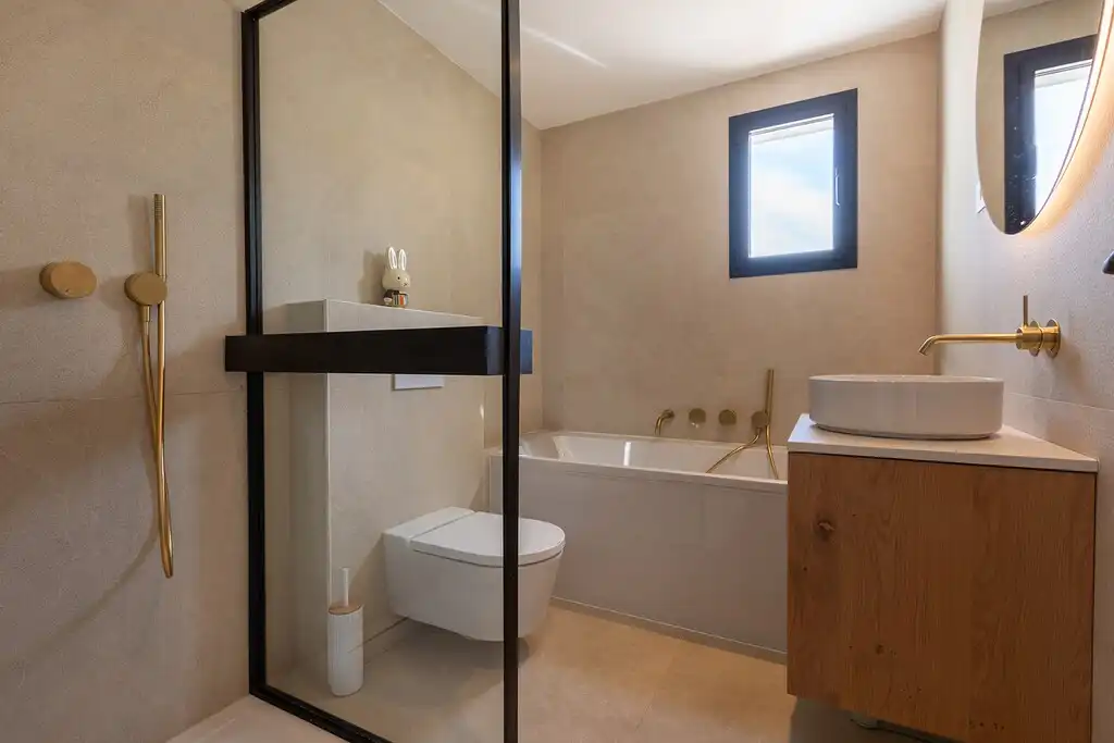 Badezimmer von Einfamilien-Reihenhaus zum Verkauf in Pollença mit Klimaanlage, Heizung und Terrasse