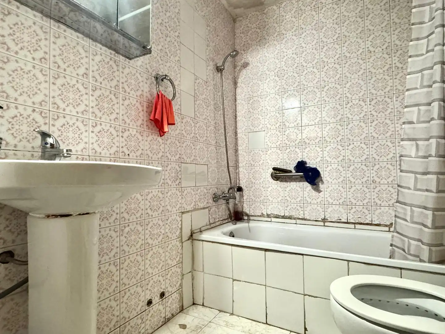 Baño de Piso en venta en Salt con Aire acondicionado, Calefacción y Amueblado