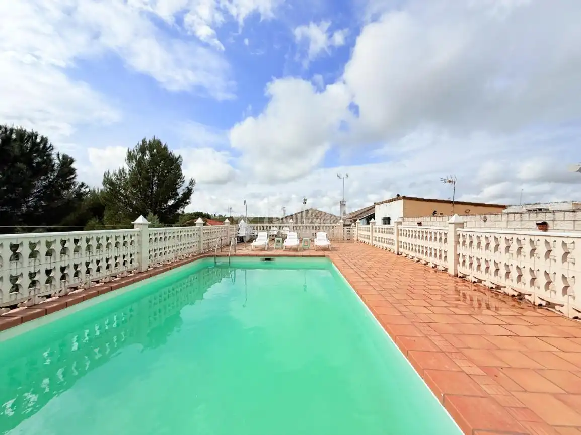 Schwimmbecken von Haus oder Chalet zum Verkauf in Cedillo del Condado mit Klimaanlage, Heizung und Privatgarten