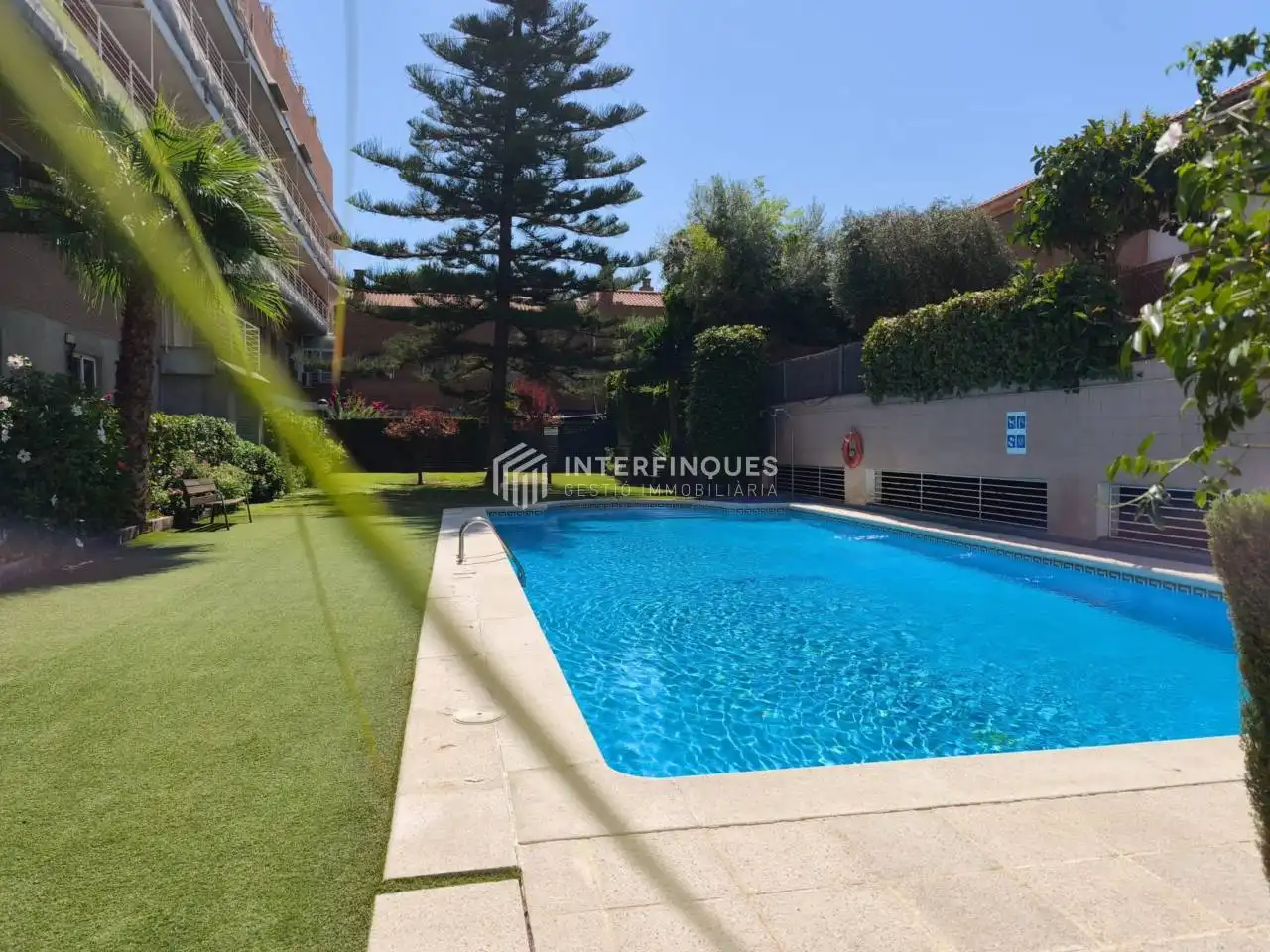 Piscina de Casa o xalet en venda en Badalona amb Aire condicionat, Calefacció i Terrassa