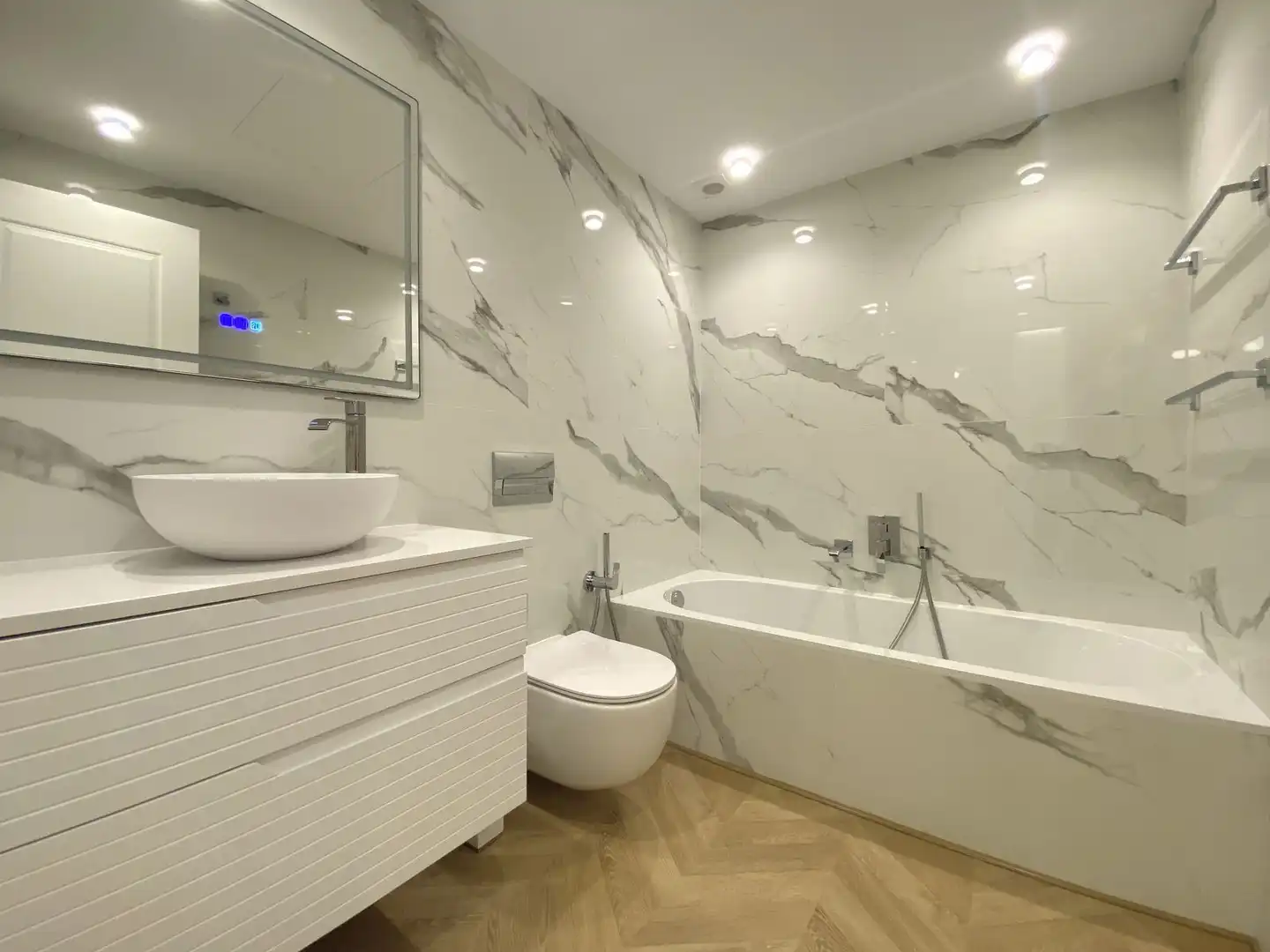 Bathroom of Flat for sale in Estepona  with Air Conditioner, Terrace and Storage room