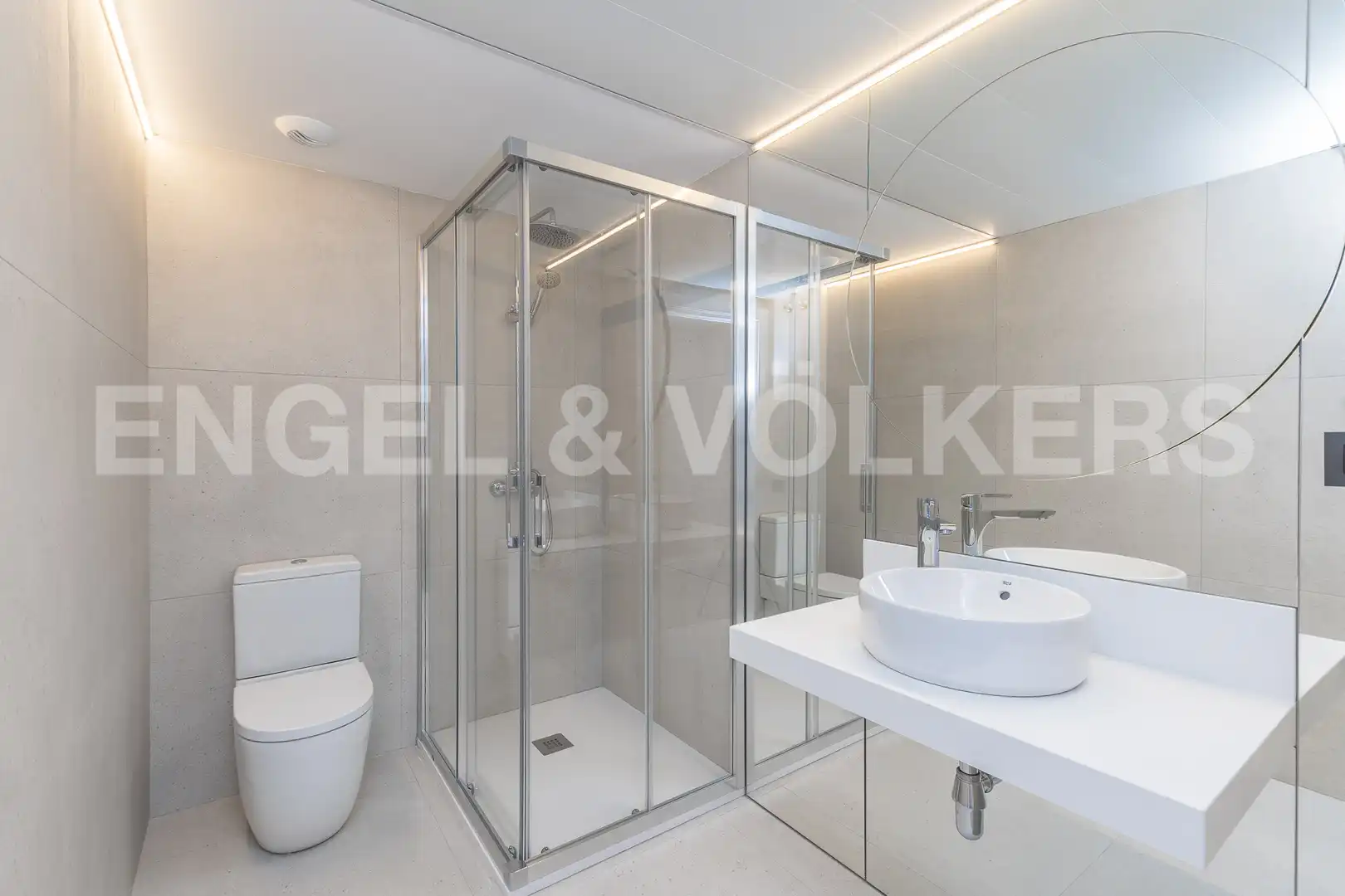 Badezimmer von Dachboden zum Verkauf in Sant Andreu de Llavaneres mit Klimaanlage, Heizung und Parkett
