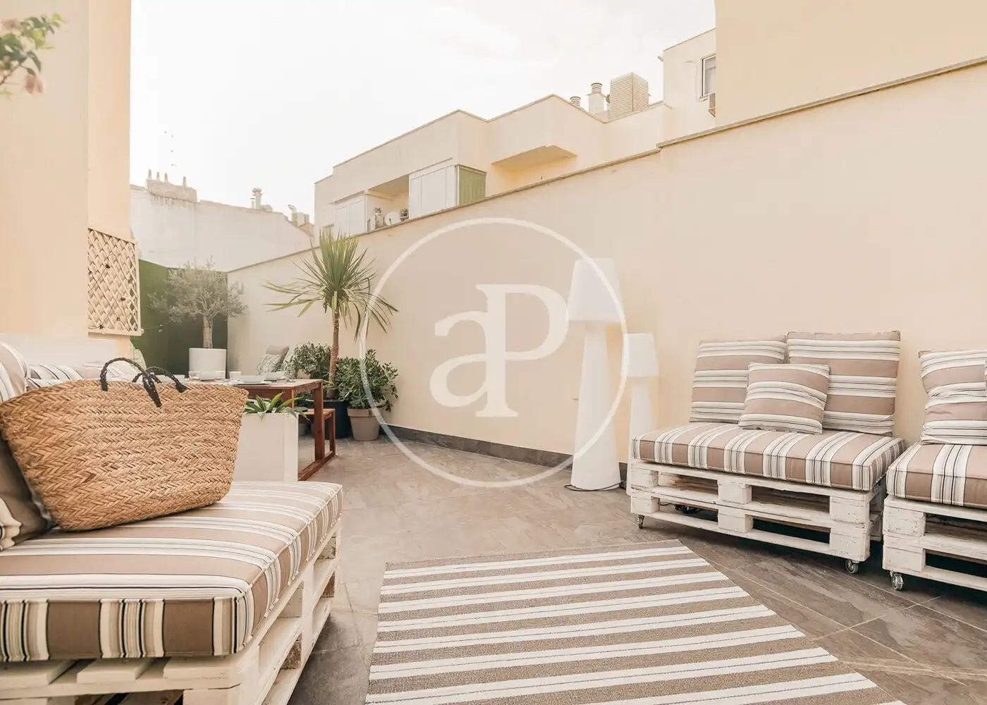 Attic for rent in C. de los Caños del Peral, Palacio