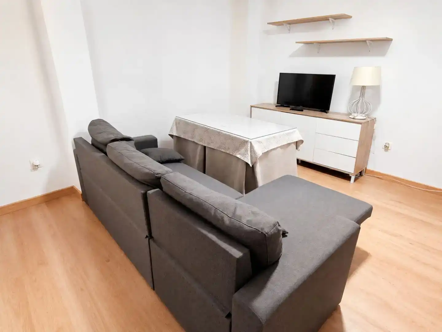 Sala d'estar de Pis de lloguer en Aljaraque amb Aire condicionat, Parquet i Moblat